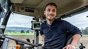Andreas Pfister assis dans le tracteur