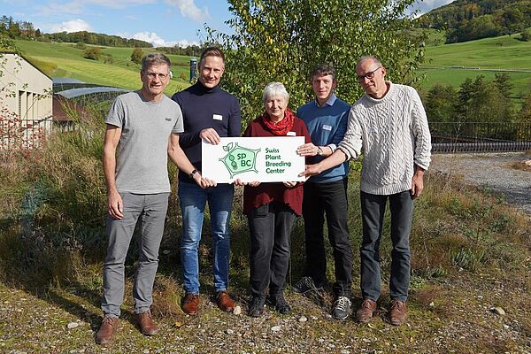 Cinq personnes tiennent un panneau sur lequel est inscrit « Swiss Plant Breeding Center ».