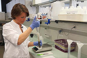 Déterminer l'infestation parasitaire de l'animal Personne dans le laboratoire avec une pipette.