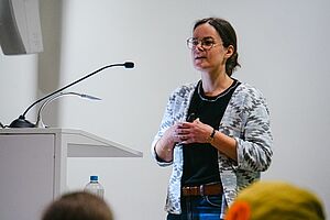 Une femme parle dans un microphone.