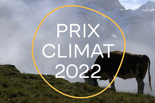 vache à l'alpage avec logo du Prix Climat.