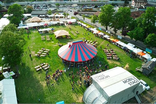 Vue aérienne d'un site de la fête.