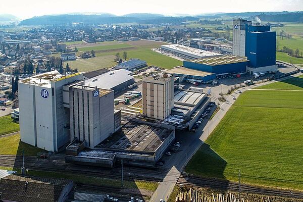 Une usine avec des silos vue de l'air.