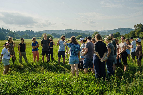 [Translate to Französisch:] Eine Gruppe von Menschen auf einem Feld.